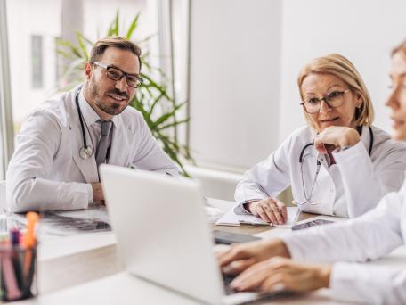 Ärzte in einer Konferenz diskutiert