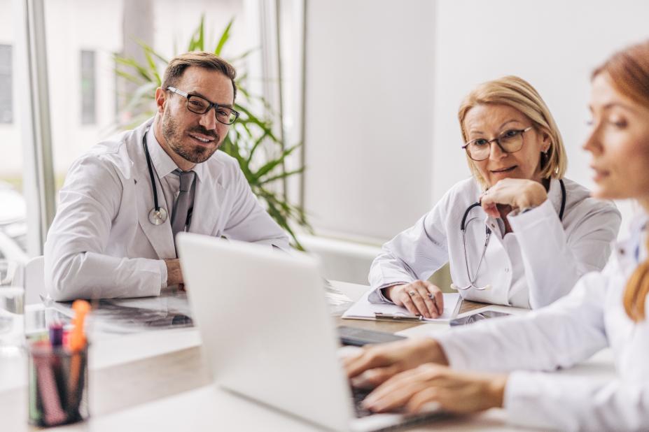 Ärzte in einer Konferenz diskutiert