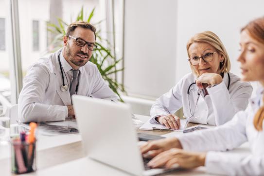 Ärzte in einer Konferenz diskutiert