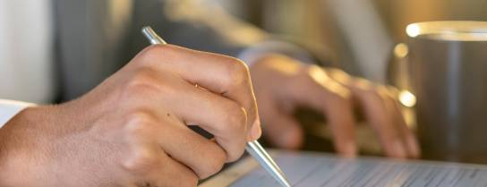 Person füllt Formular mit Stift am Tablet aus