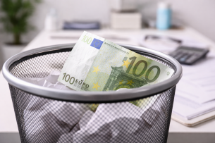 Papierkorb mit Geld